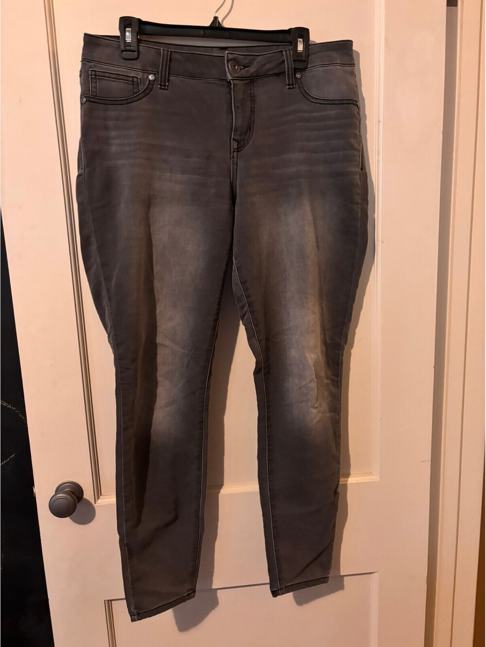 Maurices gray skinny jeans Large